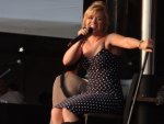 Singer Kelly Clarkson