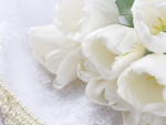 PEARLS WITH TULIPS