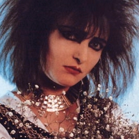 Siouxsie Sioux holding "baby's breath" flowers (widescreen)