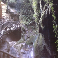 Suspended path in the cave