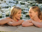 Amanda Seyfried and Kristen Bell