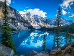 Moraine Lake (Valley of the Ten Peaks, Canada)