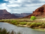 A spring morning chasing the Colorado River down to Moab, Utah