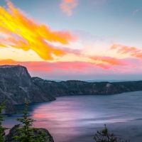 A calm sunset atop the rim of Crater lake Oregon