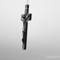 Ora abbatte, ora conforta